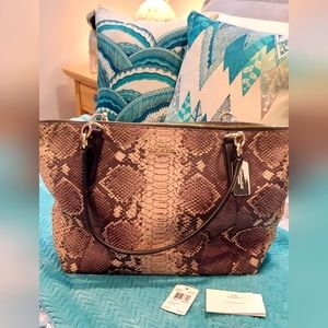 Coach snake skin design handbag 👜